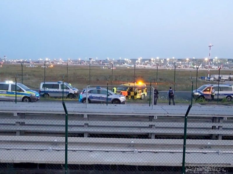 Klima-Aktivisten legen aktuell den Flughafen Frankfurt lahm. Die Polizei ist vor Ort.