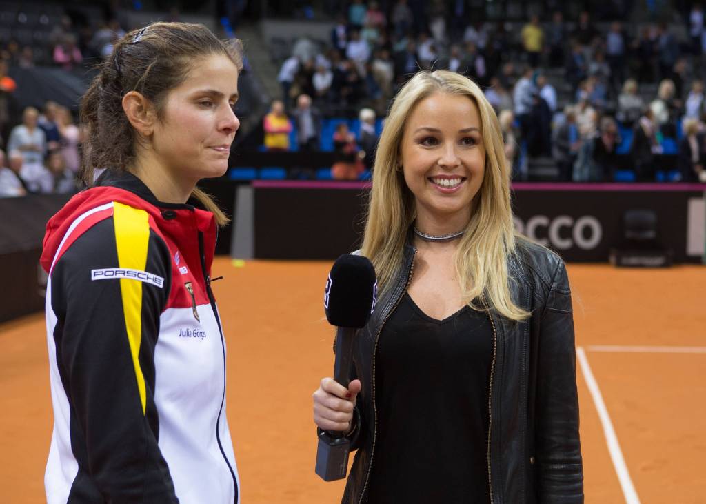 Antonia Wisgickl als Reporterin auf dem Tennis-Platz.