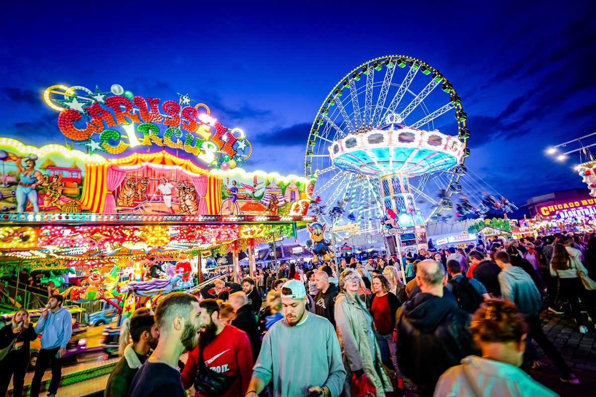 Menschen auf Kirmes