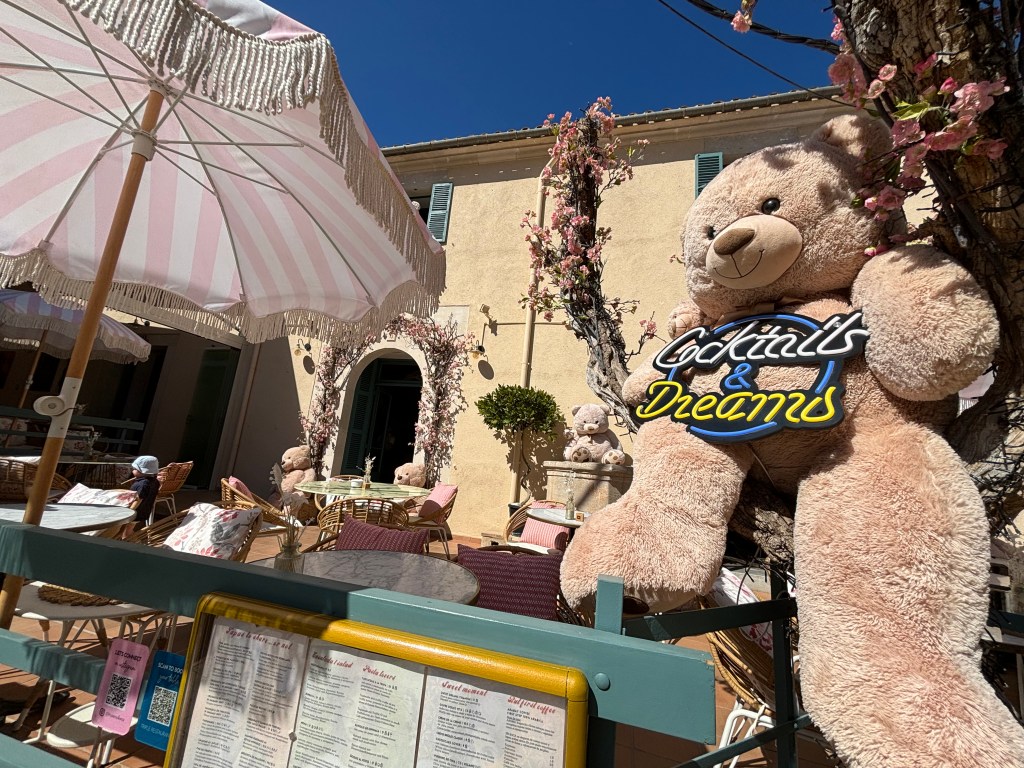 Große Teddybären vor dem Eingang des Teddy-Restaurants auf Mallorca.