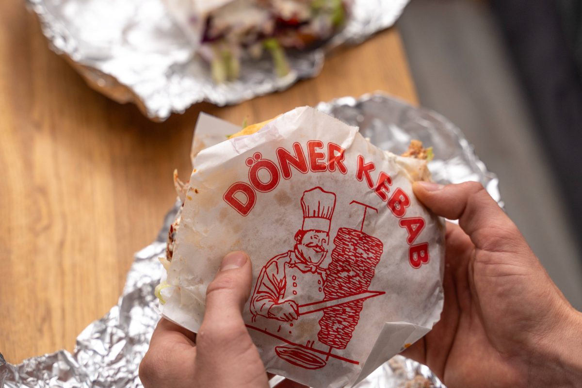 In NRW genießt ein US-Amerikaner seinen Döner mit einer besonderen Zutat!