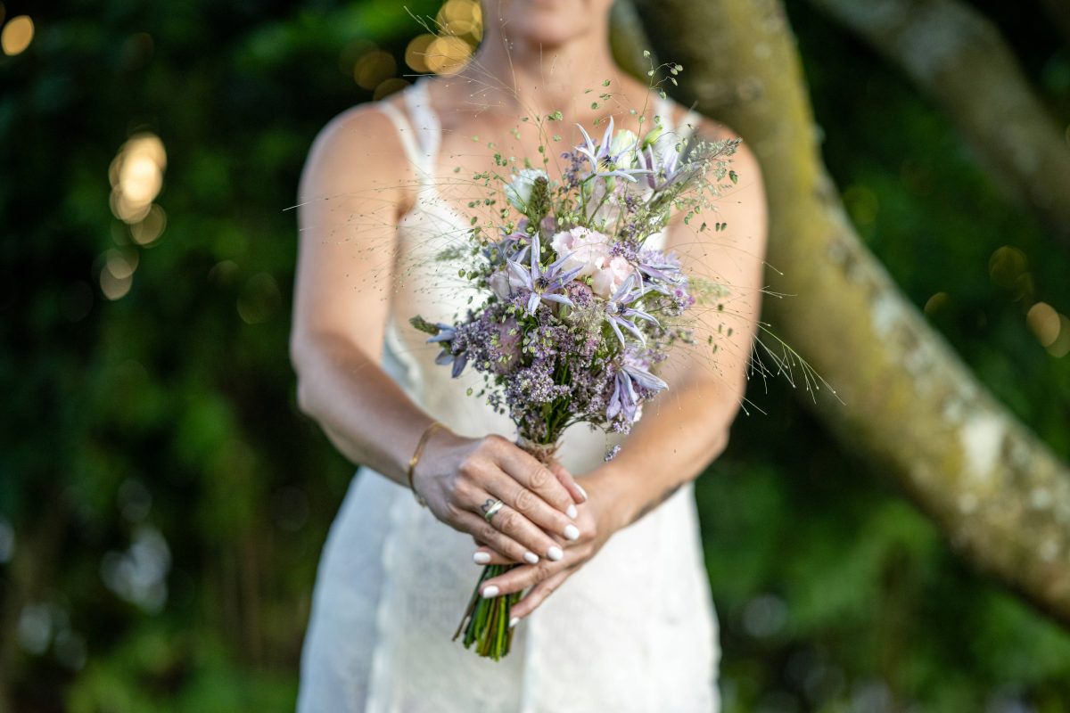 Kuriose Hochzeit: Frau heiratet 60 Menschen auf einmal.