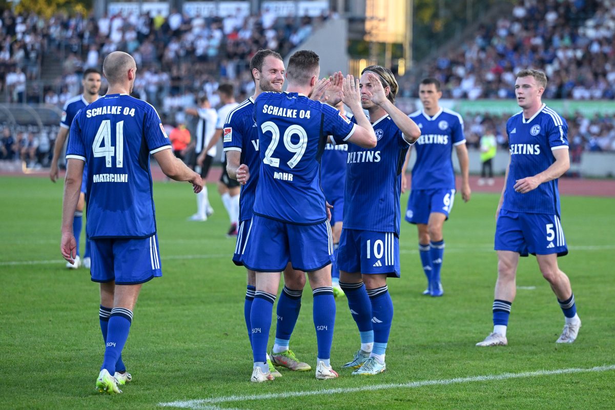 Er hat beim FC Schalke 04 keine Zukunft mehr und soll den Verein verlassen. Doch seine Personalie wird mehr und mehr zum Rätsel.