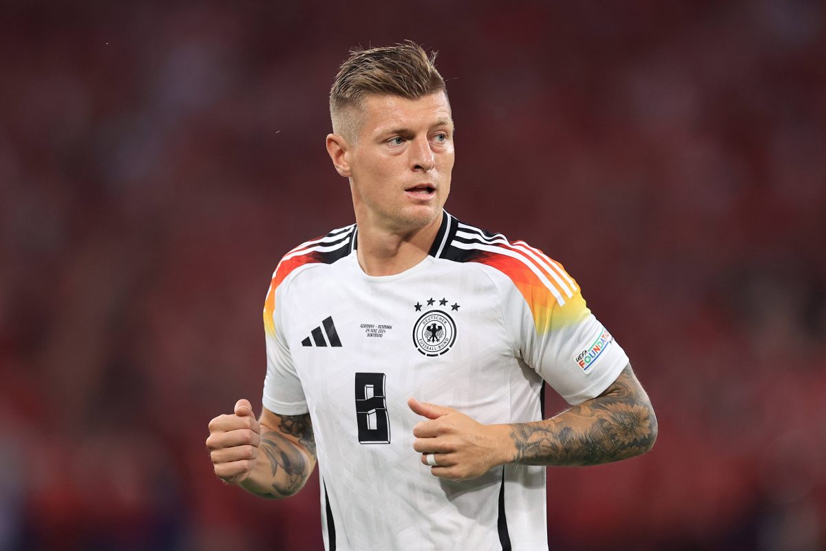 Toni Kroos haut auf den Tisch. Vor dem Spiel gegen die Spanier äußert er sich zu einem Teamkollegen und stellt sich hinter dem DFB-Star.