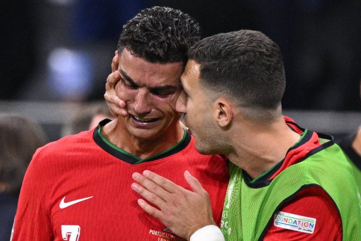 Cristiano Ronaldo muss getröstet werden.