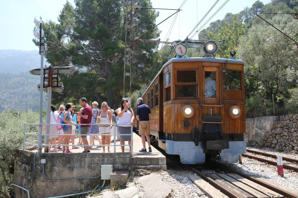 Die historische Straßenbahn, bekannt als Roter Blitz, verbindet das charmante Dorf Sóller mit dem Hafen von Sóller und bietet eine malerische Fahrt durch das Tramuntana-Gebirge.