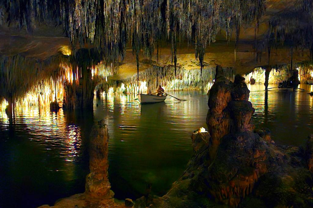 Die Tropfsteinhoehle Cueva del Drach in Porto Cristo auf Mallorca mit Stalagmiten und Stalaktiten und unterirdschen Seen.