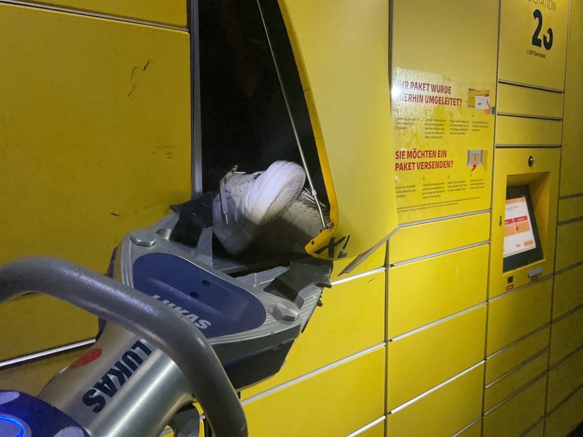 Junge steckt in Dortmunder DHL-Packstation fest.