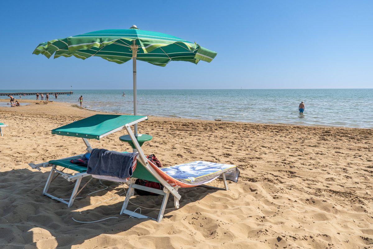 Urlaub in Italien: Strandabzocke bei Liegen und Sonnenschirmen