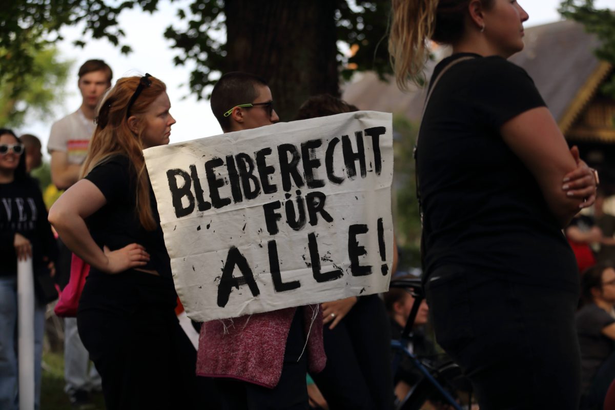 Nach der schockierenden Attacke beim Stadtfest in Solingen geraten die BehÃ¶rden unter Beschuss. Der TÃ¤ter war zur Abschiebung vorgesehen, blieb aber in Deutschland. Wie konnte es zu diesem folgenschweren Fehler kommen? Die HintergrÃ¼nde werfen viele Fragen auf.