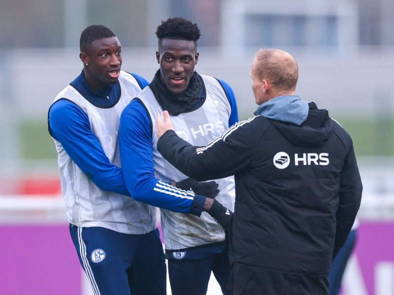 Beim FC Schalke 04 bahnt sich eine Überraschung an! Ein S04-Star soll plötzlich den Verein doch noch verlassen.