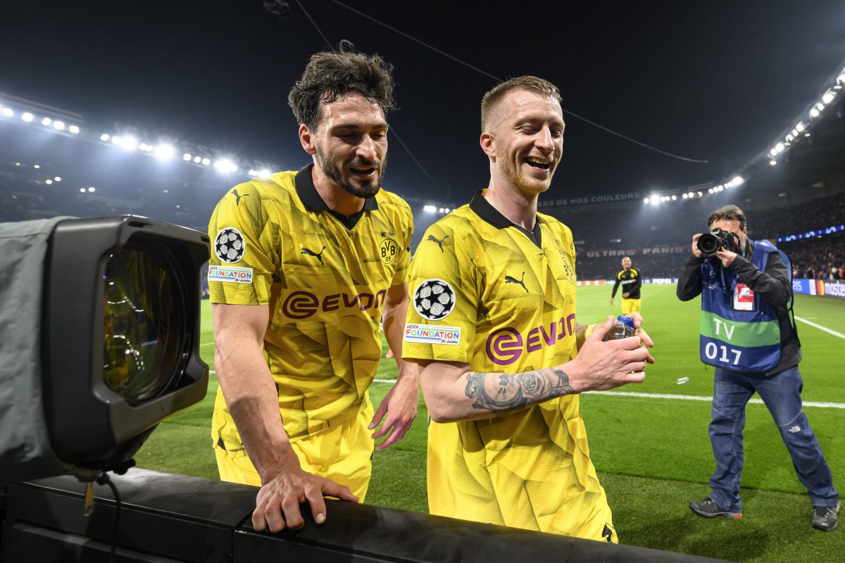 Mats Hummels und Marco Reus feiern zusammen.