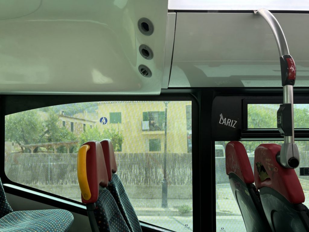 Die Lüftungsregler in den Bussen auf Mallorca sind sehr oft kaputt oder gar nicht erst vorhanden.