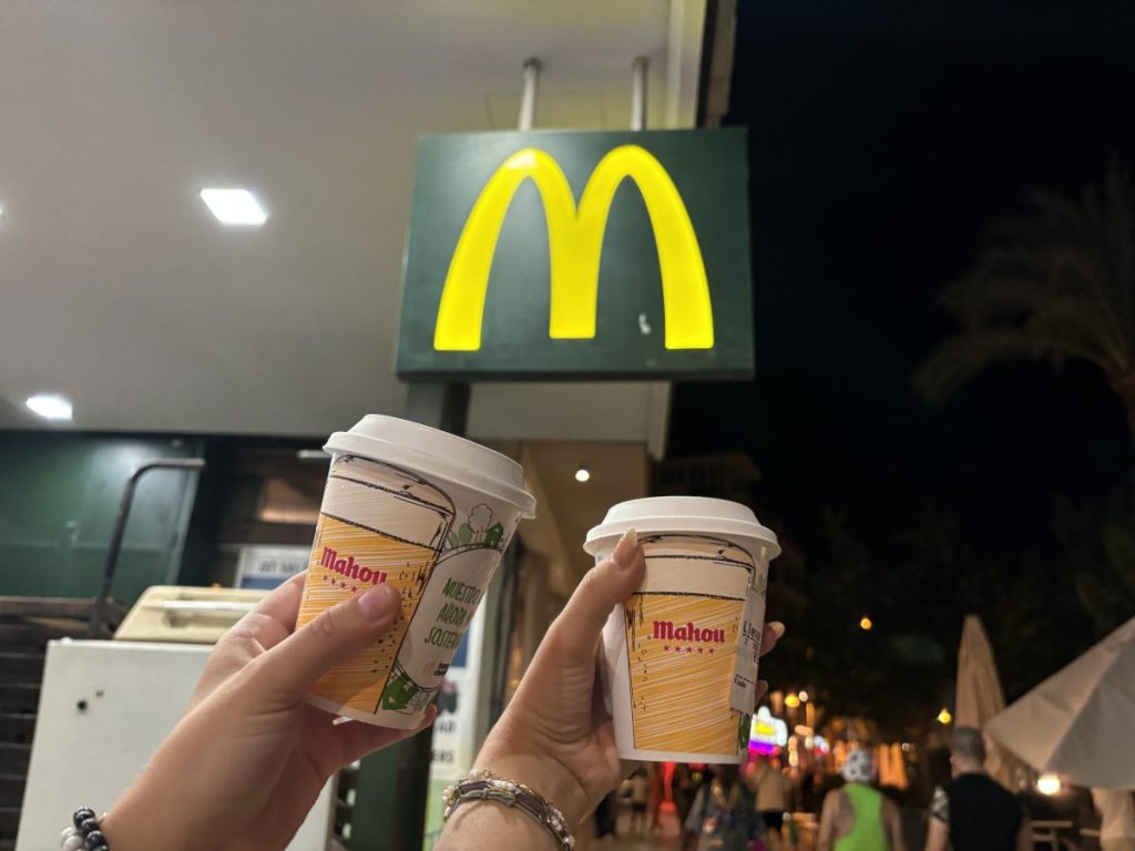 Das Bier von der Marke Mahou wird bei McDonald's in Pappbechern serviert.