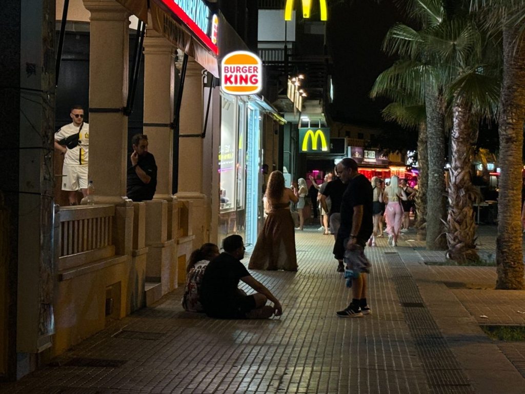 Ein Polizist in Zivil erwischte zwei mutmaßliche Taschendiebe, wie sie einen Mann, der Urlaub auf Mallorca machte, beklauten.