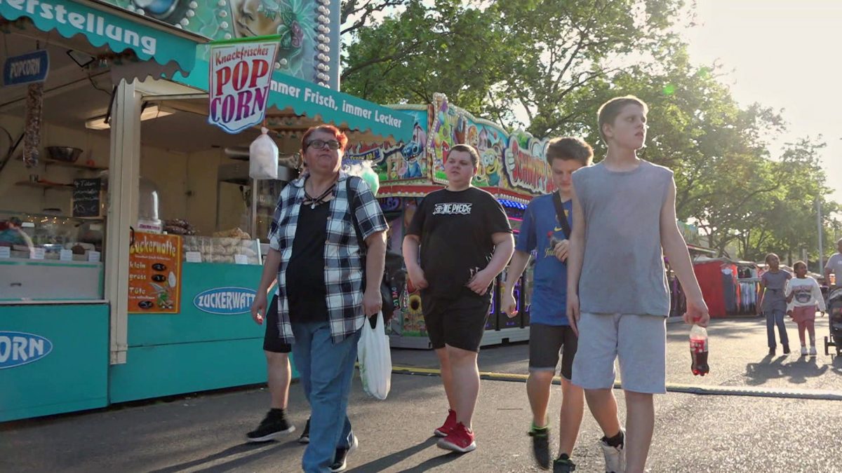 BÃ¼rgergeld-EmpfÃ¤ngerin Carmen lÃ¤sst es sich mit ihren Jungs auf der Kirmes gut gehen.