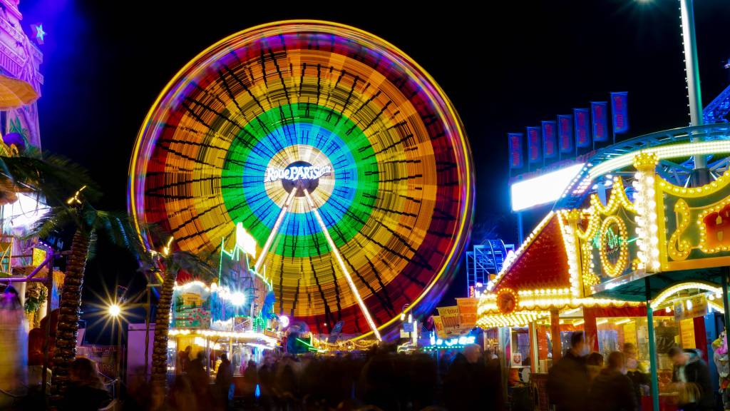 Riesenrad mit vielen Farben.