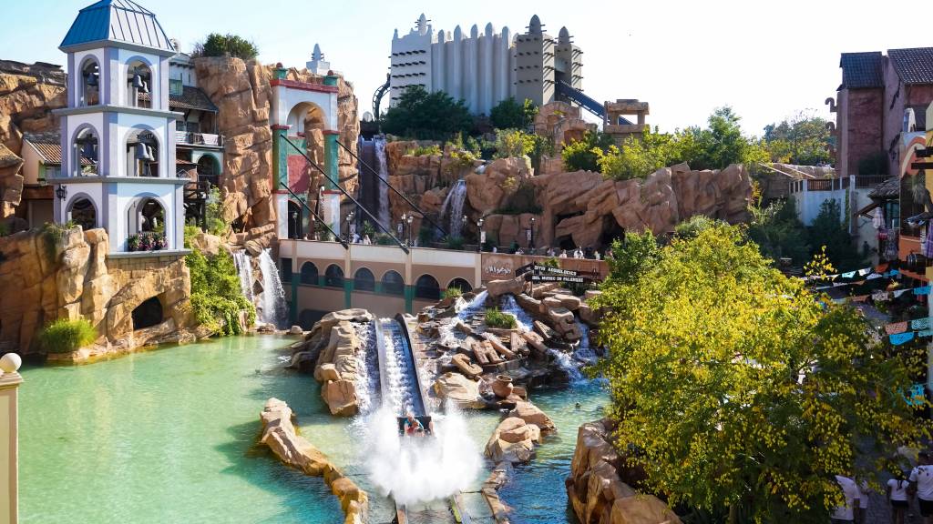 Wasserbahn im Freizeitpark.