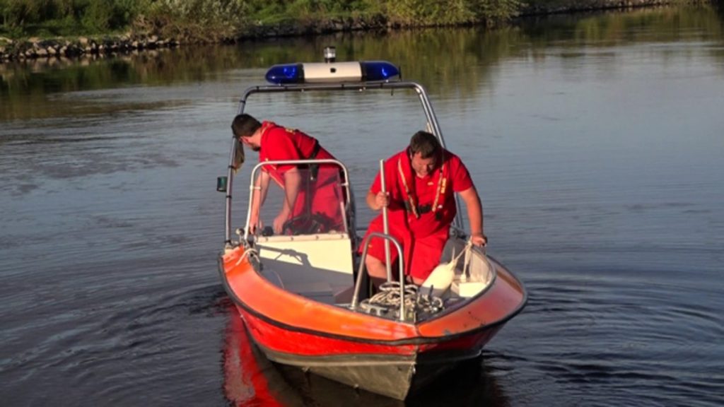 Bei der Suche nach dem Vermissten in der Ruhr wurde auch ein Boot der DLRG eingesetzt.