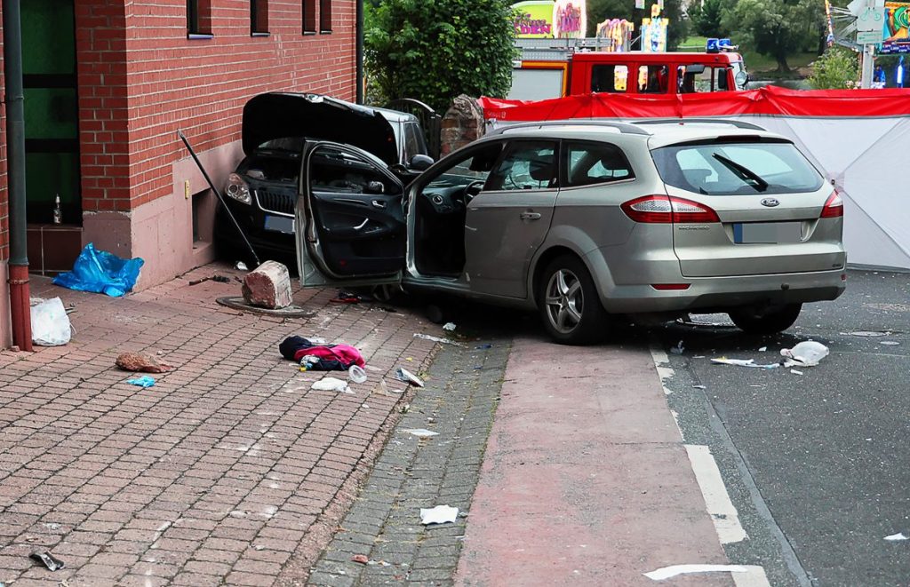 Vier Menschen wurden leicht verletzt, als ein Mann in Bayern in eine Menschengruppe fuhr. Anschließend sei er gegen ein geparktes Auto geprallt.