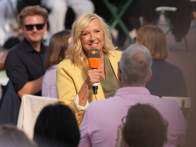 Andrea Kiewel mit ZDF-Mikrofon