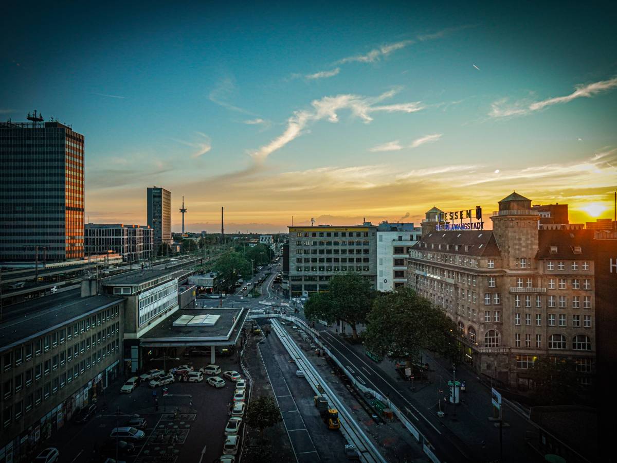 Ein Blick auf die Skyline vom Hauptbahnhof Essen und dem Übergang zur Einkaufsmeile in die Innenstadt.