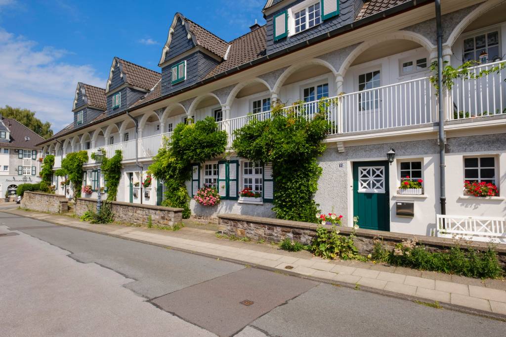 Ein Blick auf die Margarethenhöhe in Essen - ein historisches Wohnviertel, steht für harmonische Architektur und sozial fortschrittlichen Wohnungsbau.