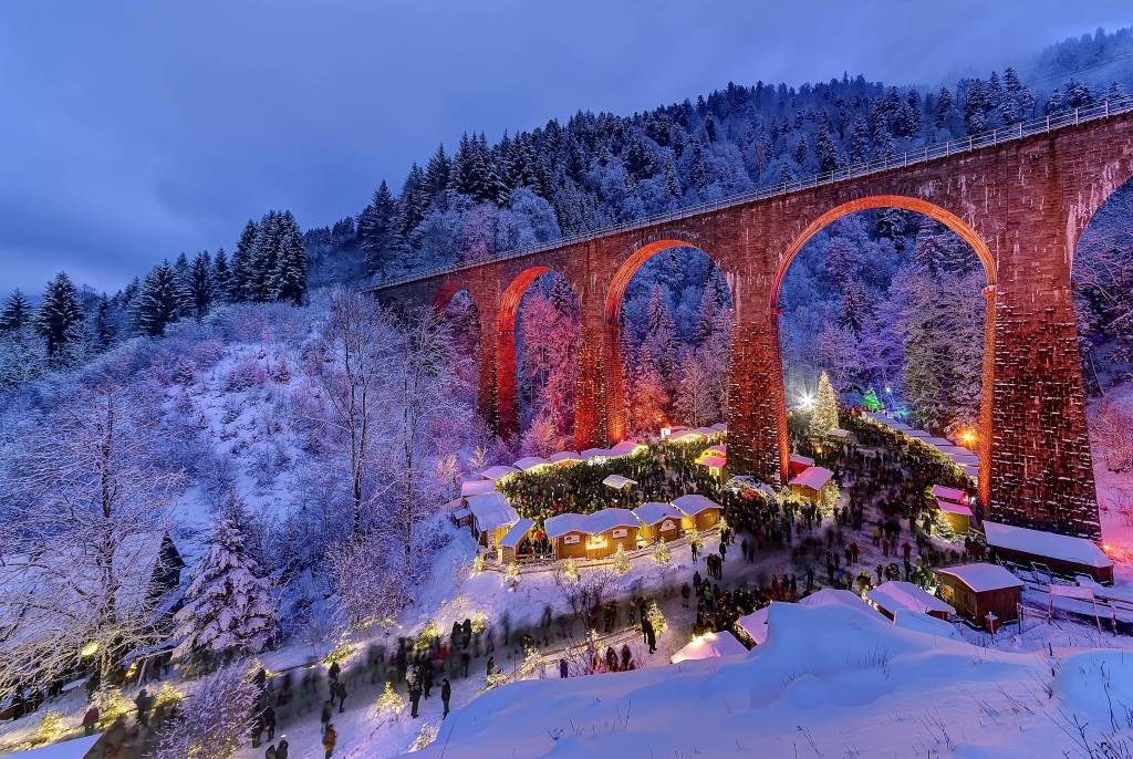 Winterlicher Weihnachtsmarkt mit Schnee in Wälderlandschaft