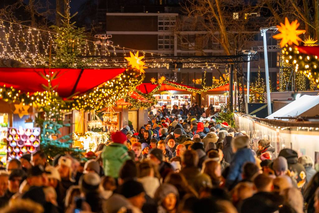 Menschen zwischen den Ständen vom Kölner Weihnachtsmarkt