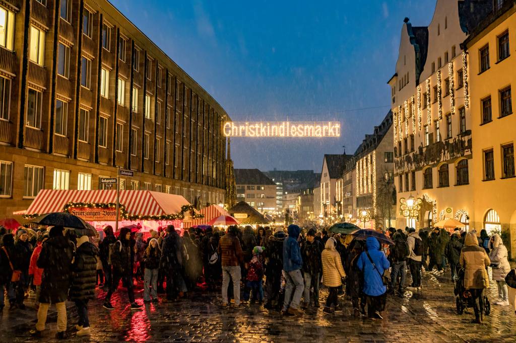 Menschenmenge bei Regen auf dem Weihnachtsmarkt