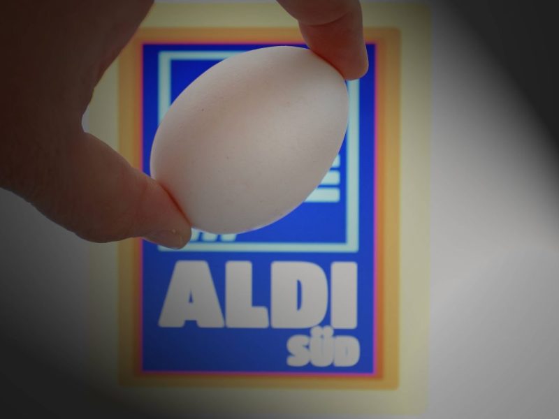 Kunden kaufen Eier bei Aldi – als sie die Eier zuhause essen wollen, kippen sie vom Stuhl