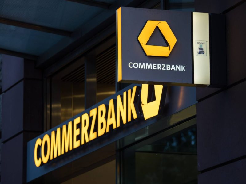 Es gibt Wirbel um die Commerzbank an der Börse.