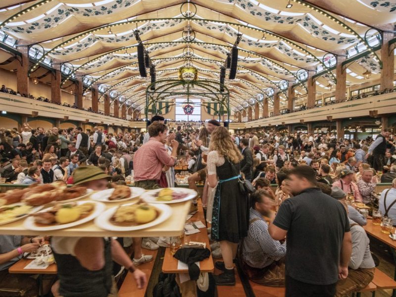 Teure Mahlzeiten bei Oktoberfest 2024