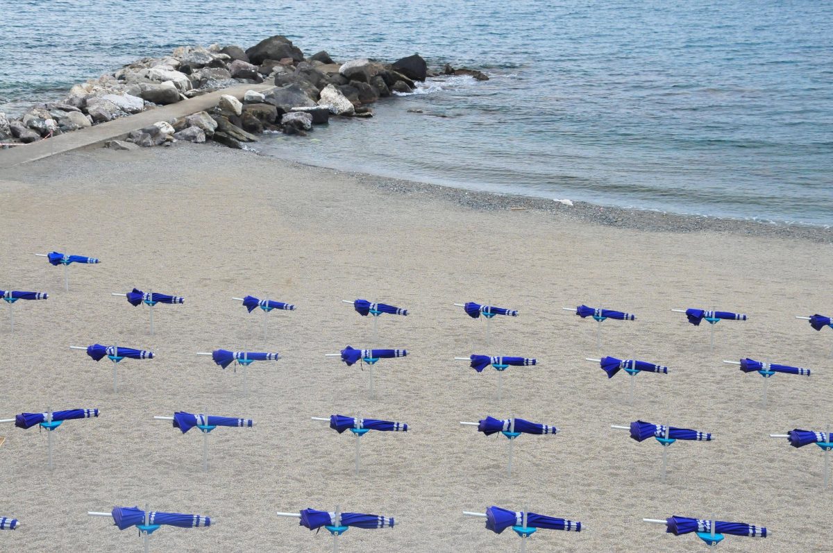 Ein verlassener Strand in Ligurien in Italien.