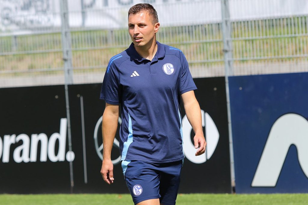 Er wird für die nächsten zwei Spiele bei S04 an der Seitenlinie stehen: U23-Chefcoach Jakob Fimpel ist Schalkes Interimslösung.