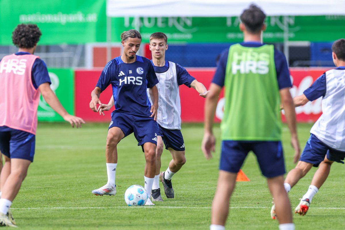 Bei Schalke 04 richten sich die Blicke vermehrt auf einen Youngster. Unter dem neuen Trainer könnte er nun groß aufspielen.