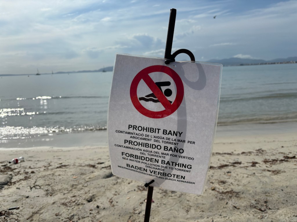 Vor diesem Schild standen die Urlauber an der Playa von S'Arenal auf einmal.