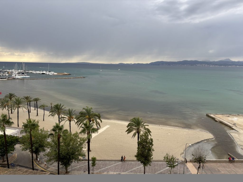 Regnet es stark auf Mallorca, sieht es an der Playa von S'Arenal danach so aus.