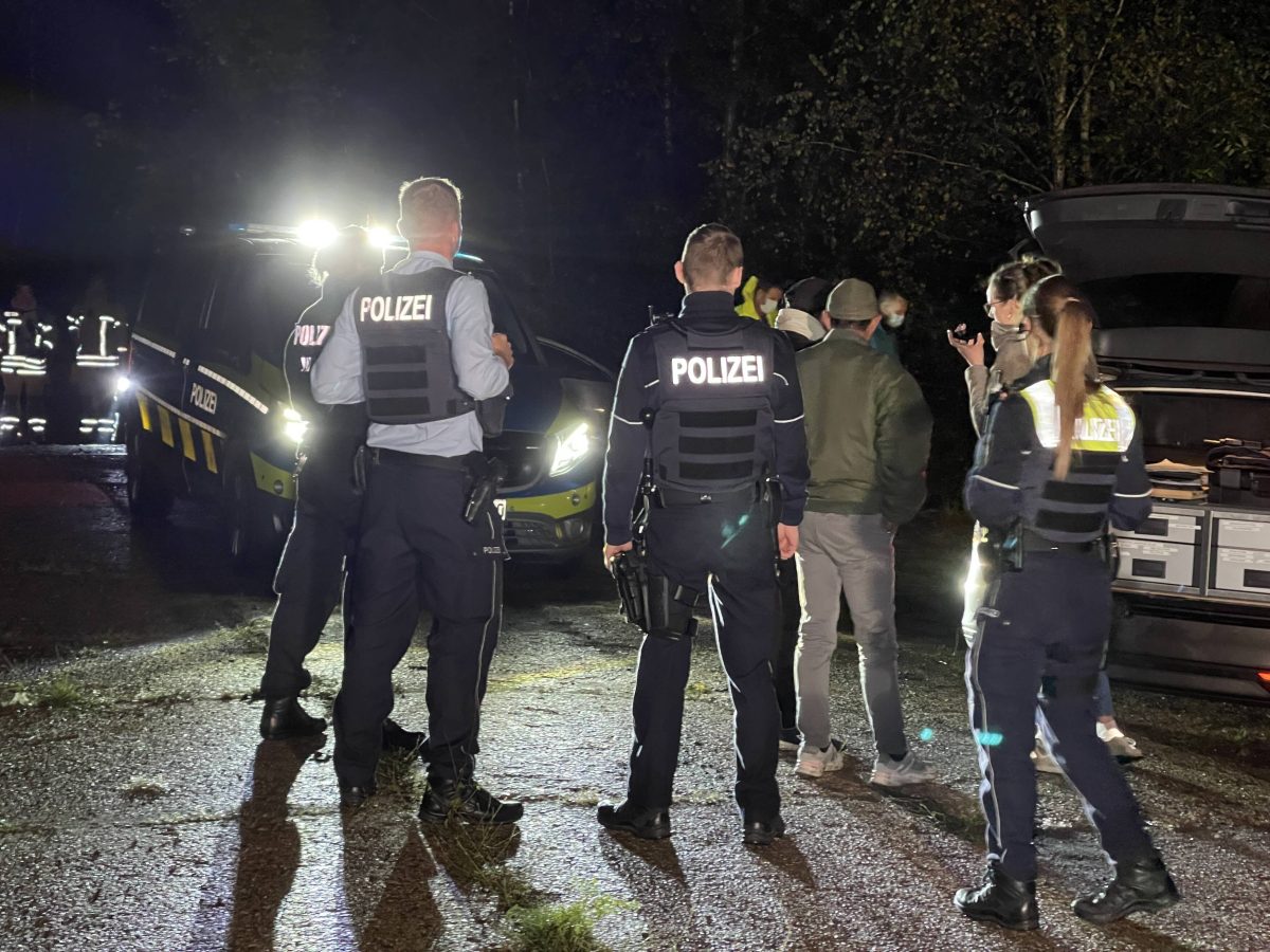 In einem Wald an der Stadtgrenze Recklinghausen/ Herne (Ruhrgebiet) bergen Einsatzkräfte von Feuerwehr und Polizei eine Leiche.