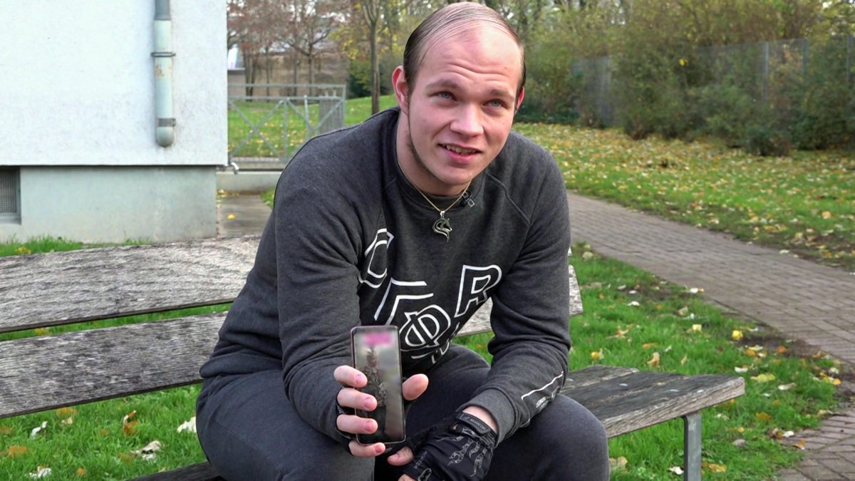Dominik (23) fÃ¼hlt sich wegen seines Haarausfalls unwohl. Eine Haartransplantation kÃ¶nnte Abhilfe schaffen, doch die Kosten sind zu hoch.