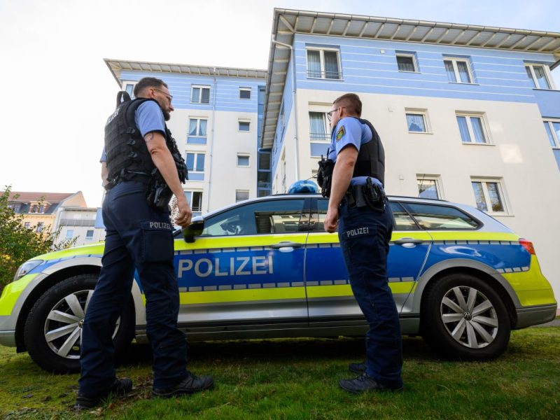 Leipzig: Polizisten stehen vor einem Mehrfamilienhaus in Leipzig. Ein sieben Jahre altes Mädchen ist in Leipzig an schweren Verletzungen gestorben. Nach ersten Erkenntnissen von Polizei und Staatsanwaltschaft soll die 13 Jahre alte Schwester des Mädchens die Verletzungen verursacht haben.