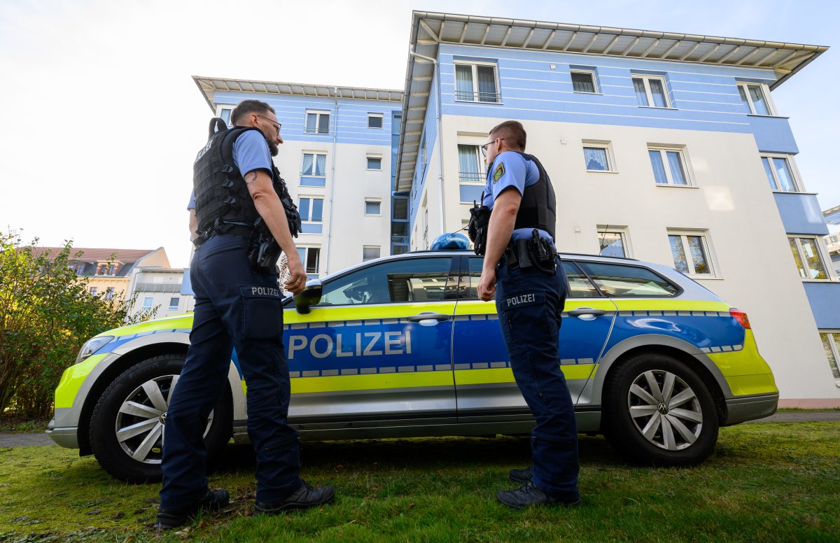 Leipzig: Polizisten stehen vor einem Mehrfamilienhaus in Leipzig. Ein sieben Jahre altes MÃ¤dchen ist in Leipzig an schweren Verletzungen gestorben. Nach ersten Erkenntnissen von Polizei und Staatsanwaltschaft soll die 13 Jahre alte Schwester des MÃ¤dchens die Verletzungen verursacht haben.