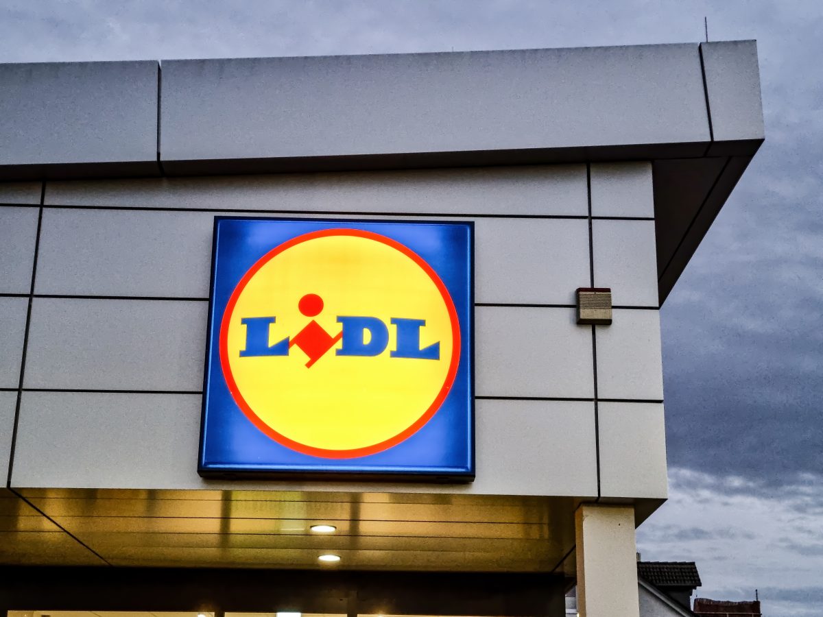 Lidl-Kunden entdecken Frau in Prospekt – was sie macht, lässt alle ausrasten