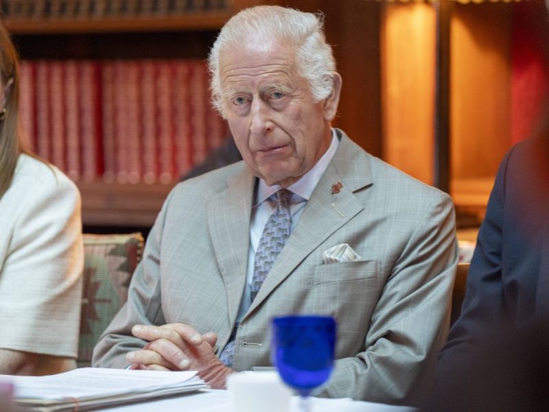 König Charles III. muss seine Krebsbehandlung unterbrechen.
