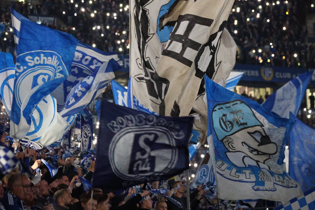 Im Spiel Hannover - Schalke hat Kees van Wonderen sein Pflichtspiel-DebÃ¼t gegeben. Dabei haben sich die S04-Fans etwas Besonders einfallen lassen.