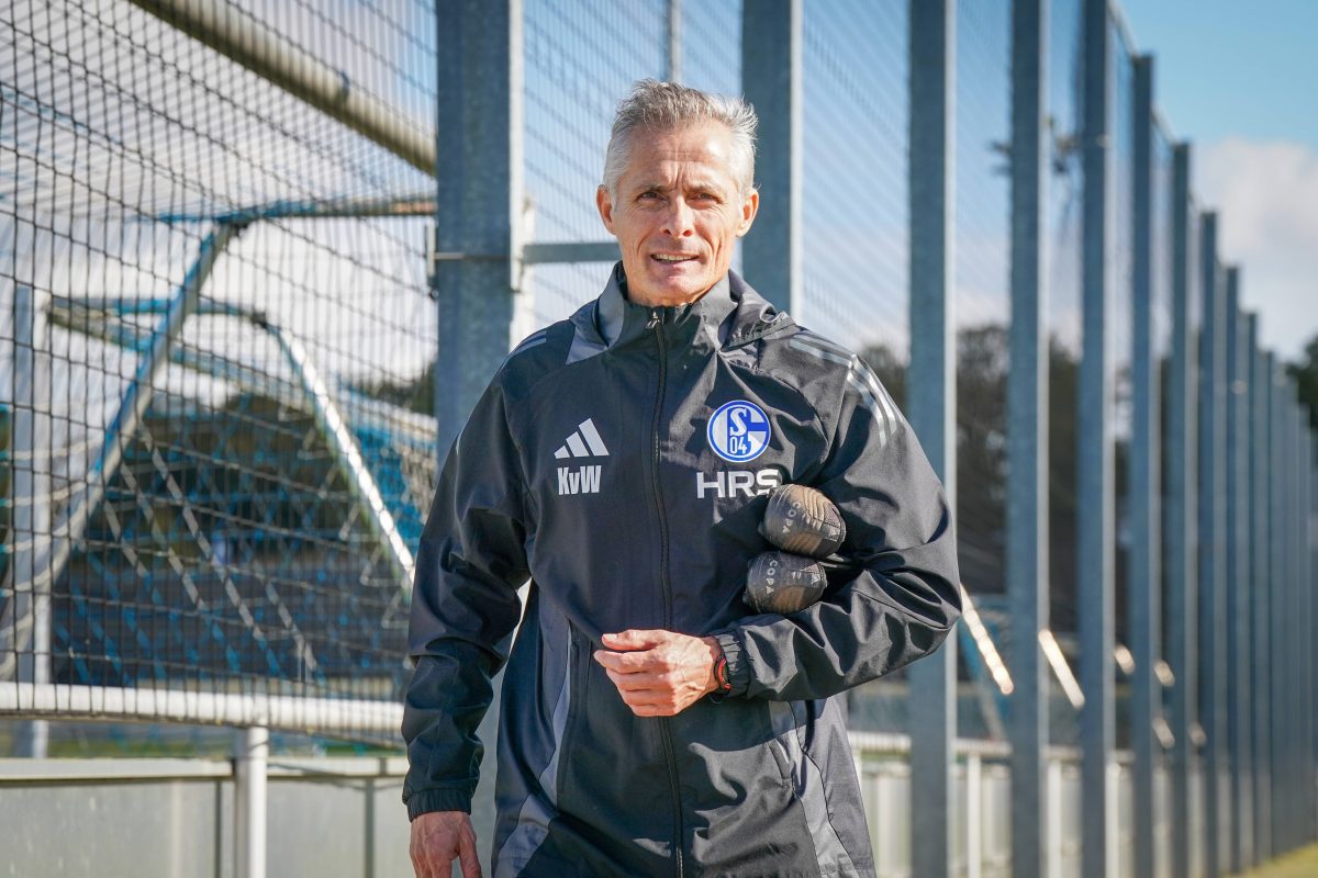 Kees van Wonderen ist neuer Trainer von Schalke 04. Kaderplaner Ben Manga erklärte nun, wieso die Wahl letzlich auf den Niederländer fiel.