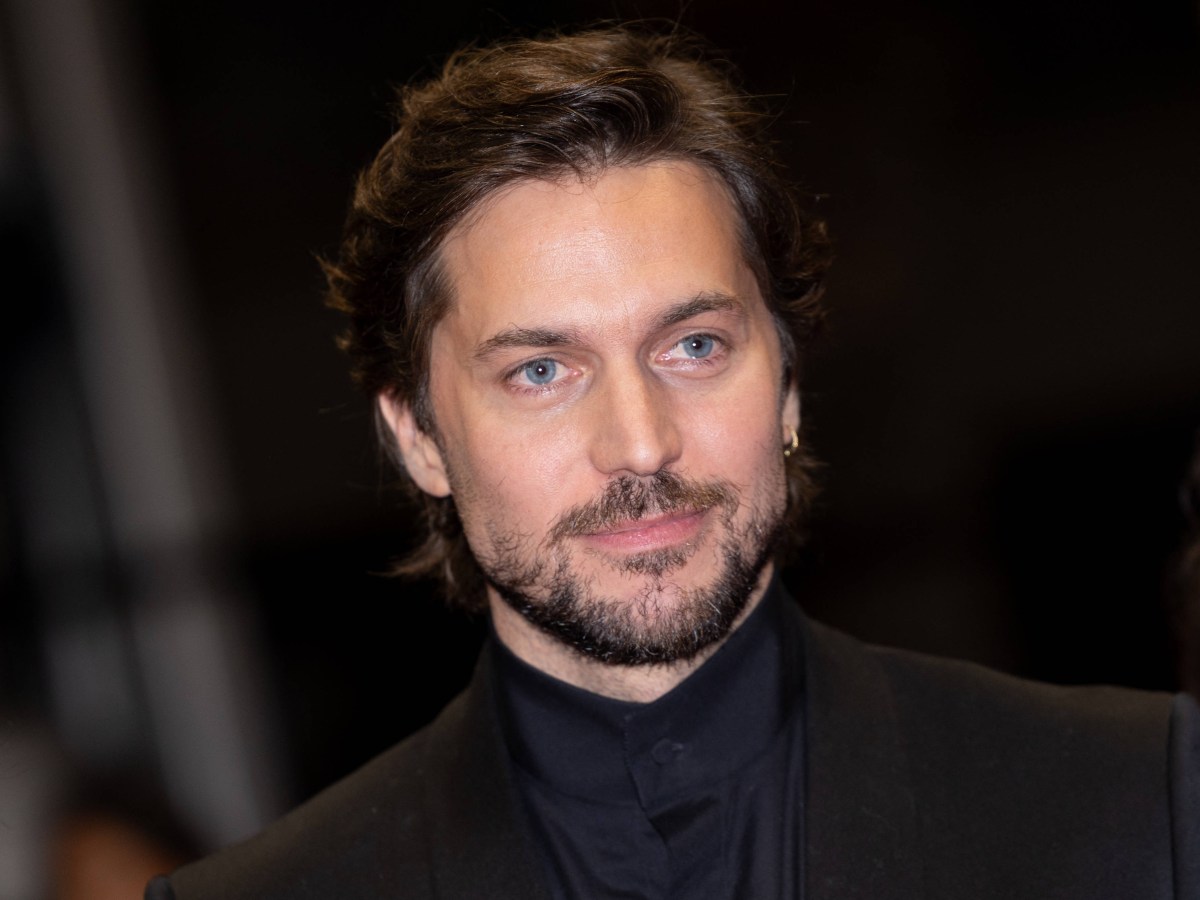 In seinem neuen Amazon-Prime-Film â€žFreedomâ€œ spielt Lucas Bravo einen gewieften Verbrecher. Jetzt packt er spannende Details aus.