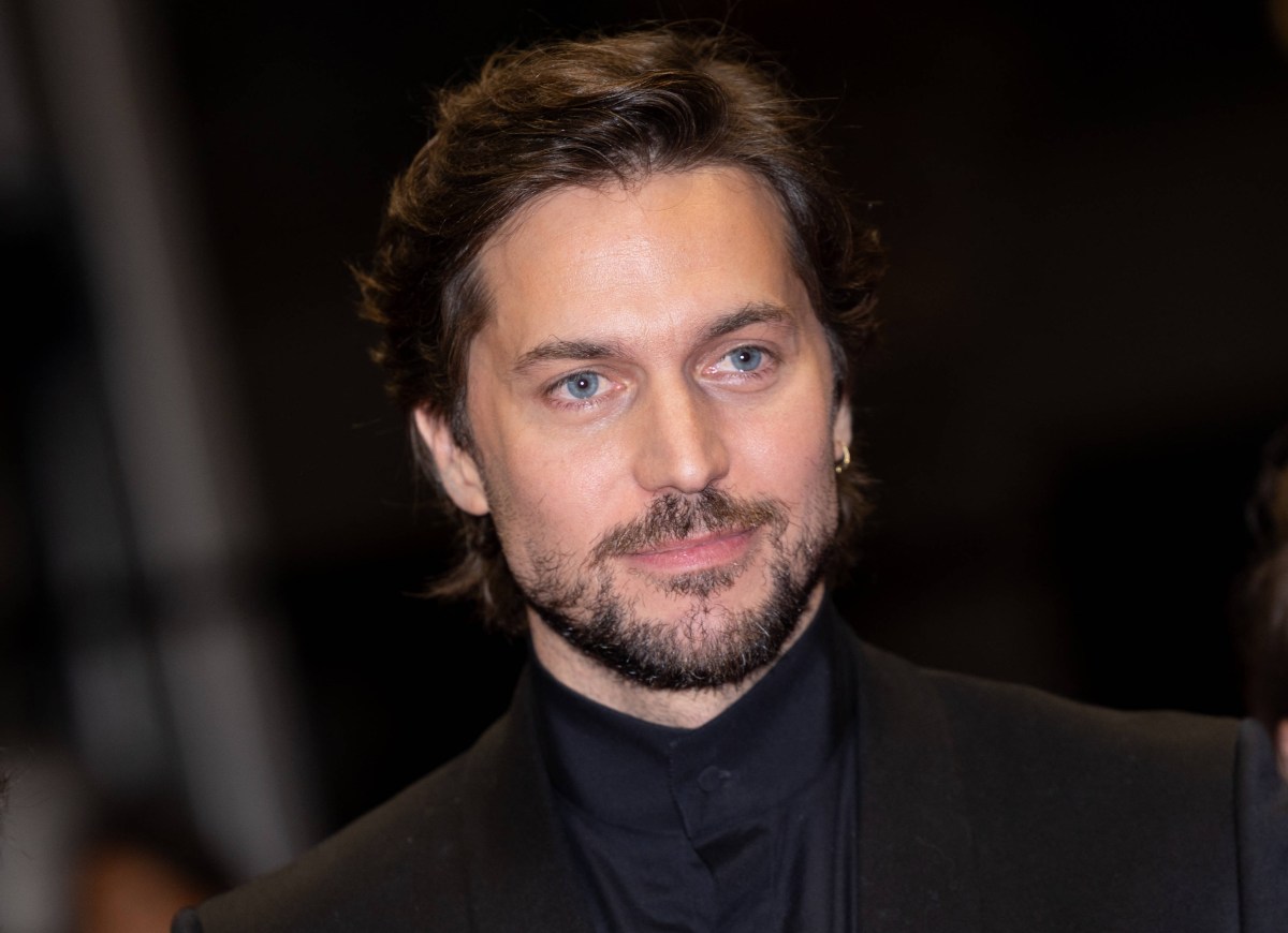 In seinem neuen Amazon-Prime-Film â€žFreedomâ€œ spielt Lucas Bravo einen gewieften Verbrecher. Jetzt packt er spannende Details aus.