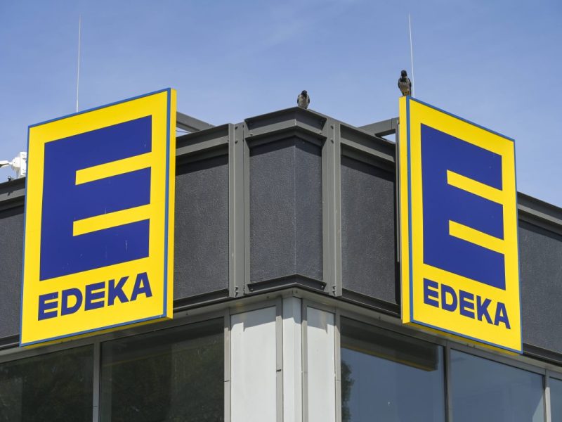 Edeka-Kunde bringt Wagen voller Pfandflaschen zum Supermarkt – damit hatte er nicht gerechnet!