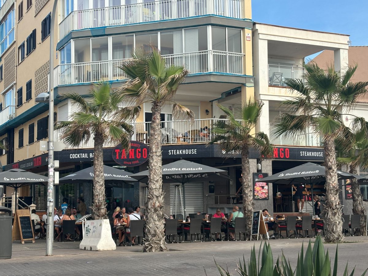 Das Steakhouse Tango befindet sich kurz hinter dem Balneario 3 an der Playa de Palma. Im Sommer kommen hier fast ausschließlich Menschen her, die ihren Urlaub auf Mallorca am Ballermann verbringen.